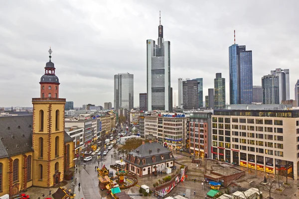 Vista al horizonte de Frankfurt con Hauptwache y rascacielos en r — Foto de Stock