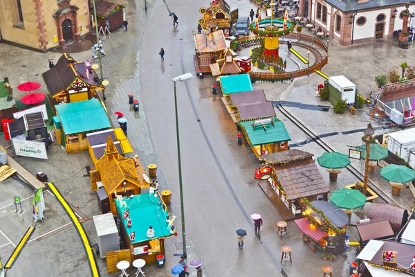 Blick auf Weihnachtsmarkt an der Hauptwache bei regnerischem Wetter — Stockfoto