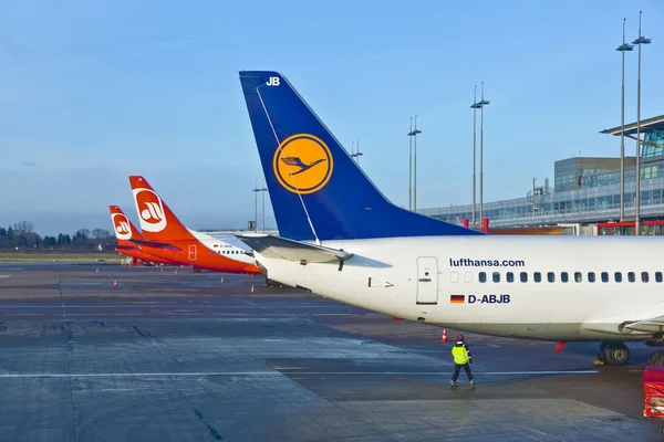 Самолеты у пальца в современном терминале 2 — стоковое фото