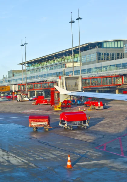 Vliegtuigen op de vinger in de moderne terminal 2 — Stockfoto