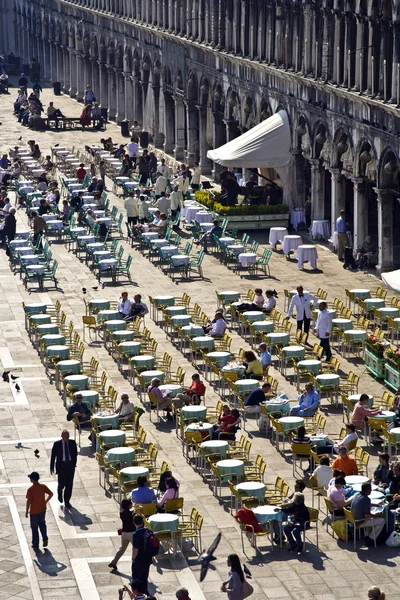 Ourists em San Marco quadrado alimentar grande bando de pombos — Fotografia de Stock