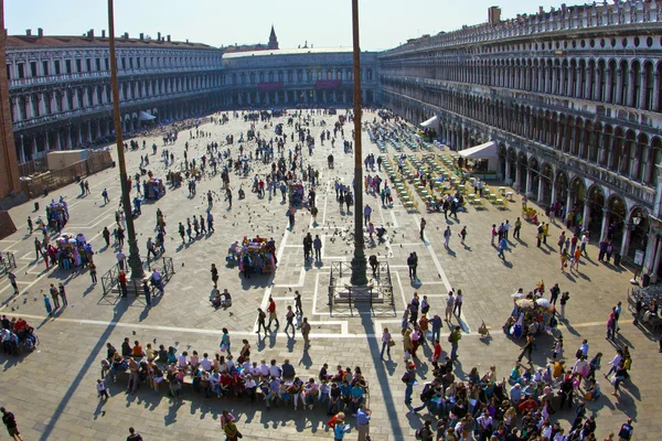 Touristen auf dem San Marco Platz füttern große Taubenschar — Stockfoto