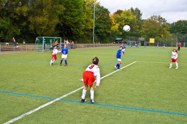 futbol oynayan çocuklar