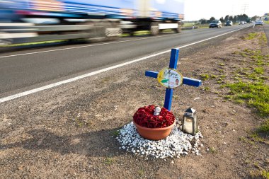 o yerde bir traff, ölen gencin gregor için cross