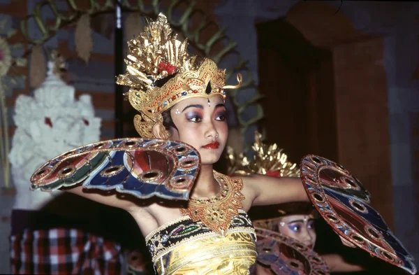 Female dancer is performing an indonesian dance — Stock Photo, Image
