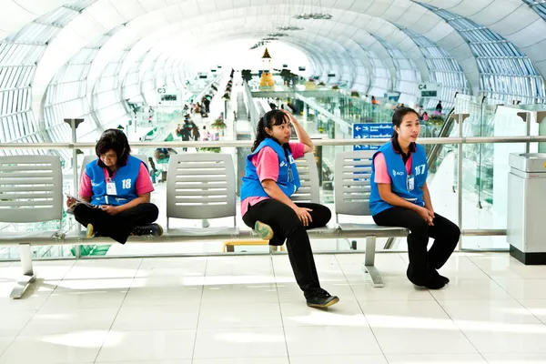 Women of the cleaning company at new Airport Suvarnabhumi have a — Stock Photo, Image