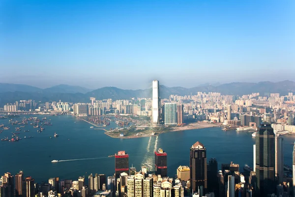 Uitzicht van de Hong kong victoria Peak op de baai en de wolkenkrabber — Stockfoto