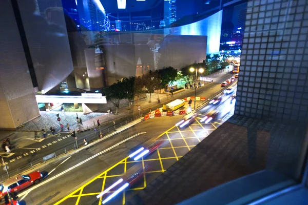 Auta projíždějící salisbury road v noci v kowloon, hong kong — Stock fotografie