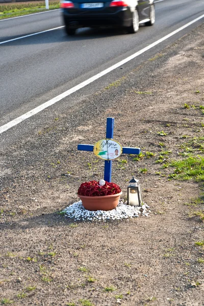 Крест для молодого человека Грегора, который умер в том месте в траффе — стоковое фото