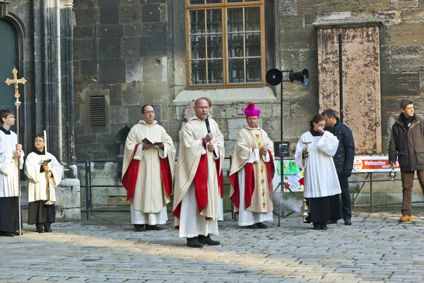 El obispo Franz Scharl reza por el feto — Foto de Stock