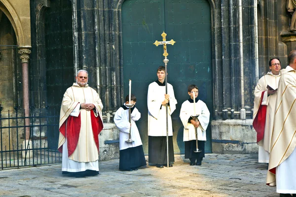 Bishop Franz Scharl is praying for the unborn child — Stock Photo, Image