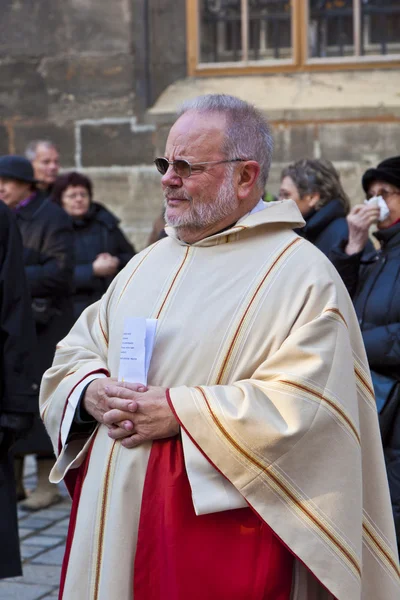 Bishop Franz Scharl is praying for the unborn child — Stock Photo, Image
