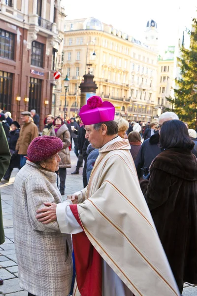 Biskup František scharl se modlí za nenarozené dítě — Stock fotografie