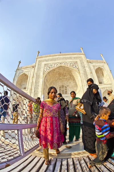 Indianerbesøk Taj Mahal i India – stockfoto