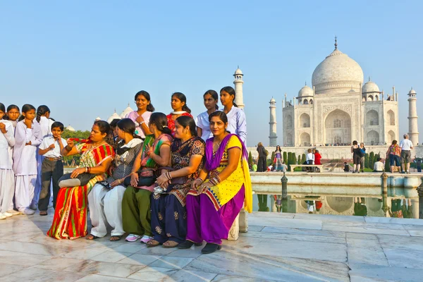 Tusenvis av turister besøker Taj Mahal mausoleum daglig – stockfoto