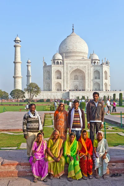Tusenvis av turister besøker Taj Mahal mausoleum daglig – stockfoto