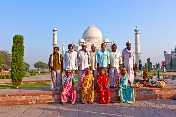 Milhares de turistas visitam diariamente o mausoléu Taj Mahal — Fotografia de Stock