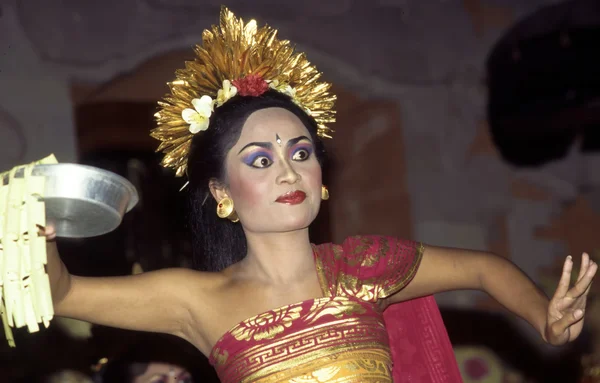 Tänzerin führt indonesischen Tanz auf — Stockfoto