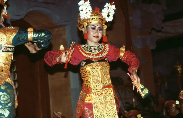 Bailarina femenina está realizando una danza indonesia —  Fotos de Stock