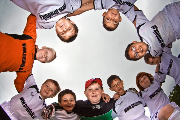 Niños jugando fútbol —  Fotos de Stock