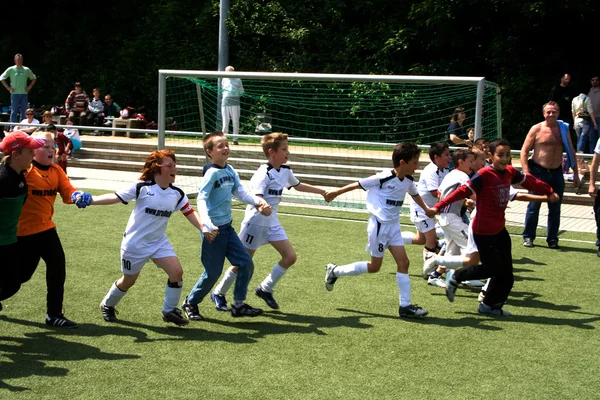 Crianças jogando futebol — Fotografia de Stock