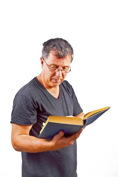 Mann mit Brille liest in einem Buch — Stockfoto