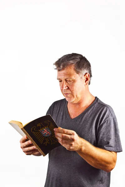 Άνθρωπος με γυαλιά ανάγνωση σε ένα βιβλίο — Φωτογραφία Αρχείου