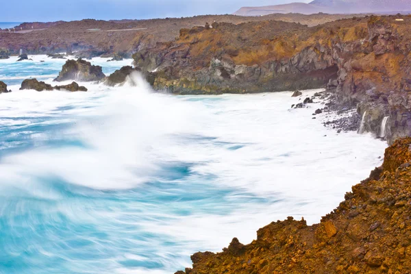 Pobřeží v los hervideros s obrovské vlny v lanzarote — Stock fotografie