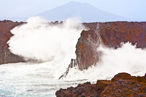 Ακτή στο Λος hervideros με τεράστια κύματα στο Λανθαρότε — Φωτογραφία Αρχείου