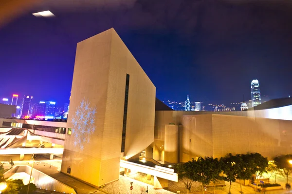 Visa till moderna kulturella center nattetid — Stockfoto