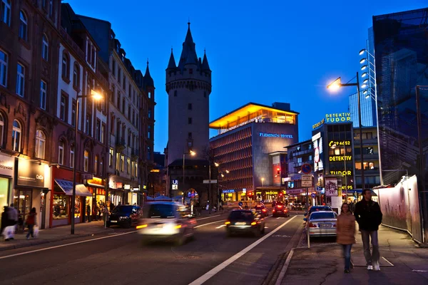 Час пик в центре Франкфурта с видом на башню Эшешхаймер — стоковое фото