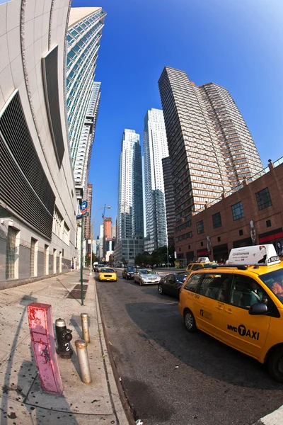 Taxi in 42 street with view to skyscrapers. — Stock Photo, Image