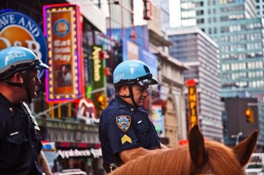 policeofficer onun at downtown at binme new york