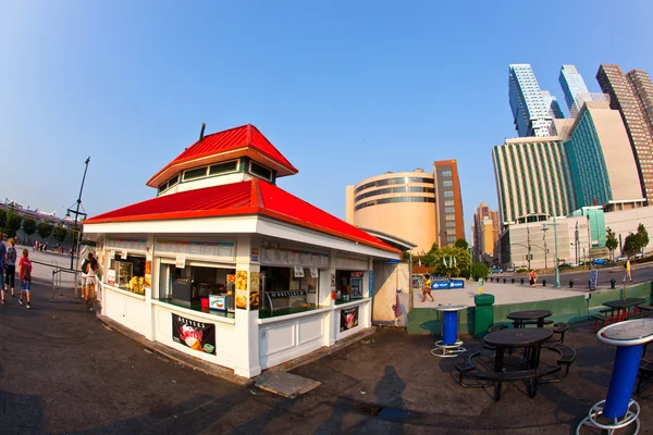 Fast Food hut in sunset at east pier in New York — Stock Photo, Image