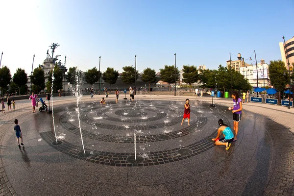 Op het gebied van openbare fontein hebben een verfrissend bad in de — Stockfoto