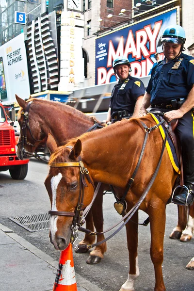 Policeofficer je na jeho koně centru new york — Stock fotografie
