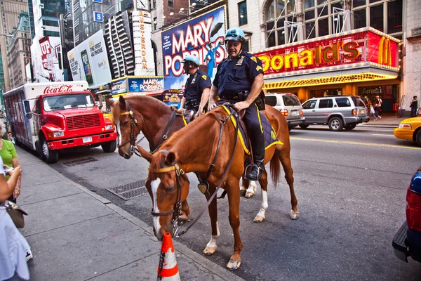摧残骑他的马市中心纽约 — 图库照片