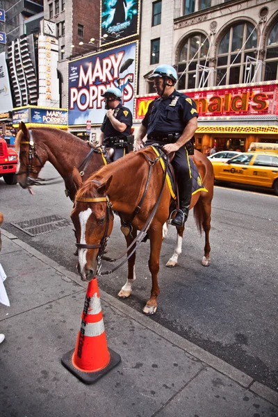 Policeofficer rider sin häst downtown new york — Stockfoto