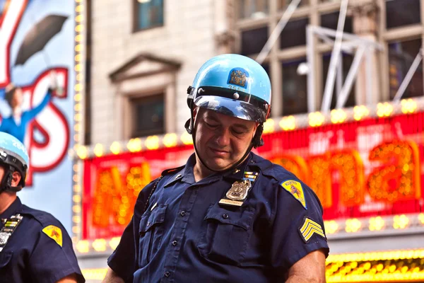 Policeofficer is riding his horse downtown New York — Stock Photo, Image