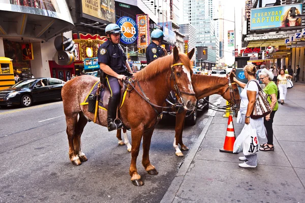 Policeofficer rider sin häst downtown new york — Stockfoto