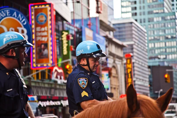 Policeofficer is riding his horse downtown New York — Stock Photo, Image