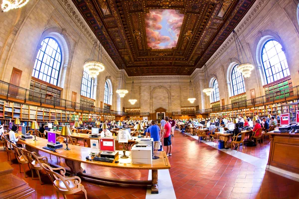 Uvnitř slavný starý new york veřejná knihovna — Stock fotografie
