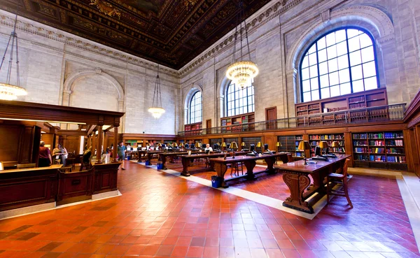 Dans la célèbre vieille bibliothèque publique de New York — Photo