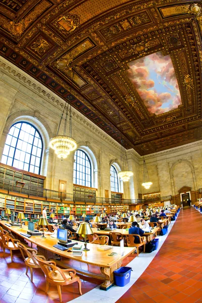 有名な古いニューヨーク公共図書館の内部 — ストック写真