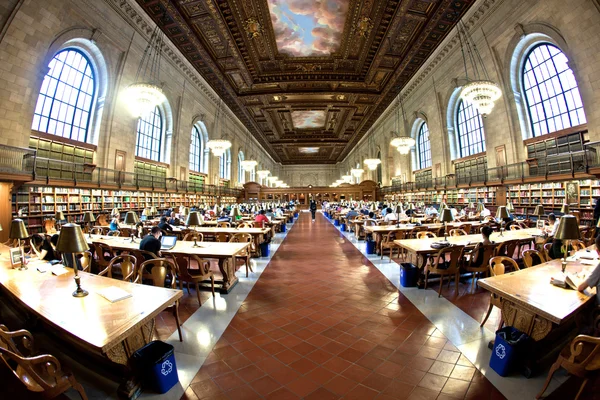 Dans la célèbre vieille bibliothèque publique de New York — Photo