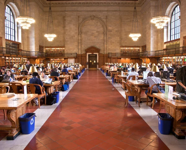 Uvnitř slavný starý new york veřejná knihovna — Stock fotografie