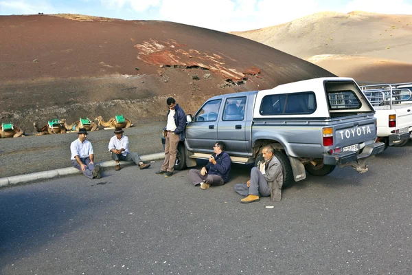 Camel renners wachten op toeristen wordt geleid door lokale thro — Stockfoto