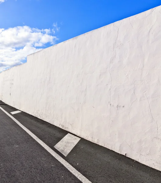 White wall withpart of street gives a harmonic pattern and medir — Stock Photo, Image