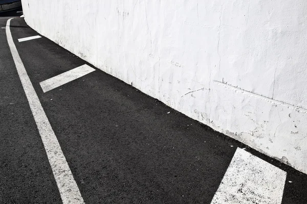 거리의 흰 벽 withpart 제공 고조파 패턴 및 medir — 스톡 사진