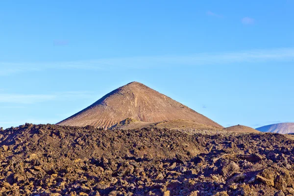 Sopka v národním parku Timanfaya v Lanzarote, Španělsko — Stock fotografie